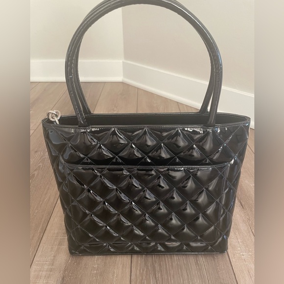 Chanel Patent Leather Black Medallion Tote with card - Picture 3 of 4